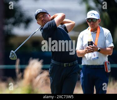 Pinehurst, Caroline du Nord, États-Unis. 11 juin 2024. Xander Schauffele, des États-Unis, joue son tir à partir du huitième tee lors de la ronde d'entraînement de mardi pour le 124e US Open, le 11 juin 2024, au Pinehurst Resort & Country Club (parcours n°2) à Pinehurst, Caroline du Nord. (Crédit image : © Timothy L. Hale/ZUMA Press Wire) USAGE ÉDITORIAL SEULEMENT! Non destiné à UN USAGE commercial ! Banque D'Images