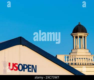 Pinehurst, Caroline du Nord, États-Unis. 12 juin 2024. Le lever du soleil illumine la coupole du Pavillon Padgett avant la ronde d'entraînement de mercredi pour le 124e US Open, le 12 juin 2024, au Pinehurst Resort & Country Club (course N°2) à Pinehurst, Caroline du Nord. (Crédit image : © Timothy L. Hale/ZUMA Press Wire) USAGE ÉDITORIAL SEULEMENT! Non destiné à UN USAGE commercial ! Banque D'Images