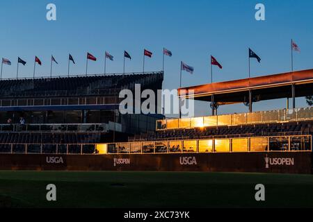 Pinehurst, Caroline du Nord, États-Unis. 12 juin 2024. Le soleil illumine les 18e tribunes vertes avant la ronde d'entraînement de mercredi pour le 124e US Open, le 12 juin 2024, au Pinehurst Resort & Country Club (course n°2) à Pinehurst, Caroline du Nord. (Crédit image : © Timothy L. Hale/ZUMA Press Wire) USAGE ÉDITORIAL SEULEMENT! Non destiné à UN USAGE commercial ! Banque D'Images