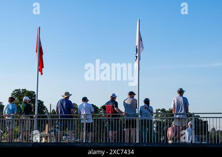 Pinehurst, Caroline du Nord, États-Unis. 12 juin 2024. Les fans regardent l'action sur le terrain d'exercice avant la ronde d'entraînement de mercredi pour le 124e US Open, le 12 juin 2024, au Pinehurst Resort & Country Club (parcours n°2) à Pinehurst, Caroline du Nord. (Crédit image : © Timothy L. Hale/ZUMA Press Wire) USAGE ÉDITORIAL SEULEMENT! Non destiné à UN USAGE commercial ! Banque D'Images