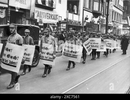 Membres de la Sturmabteilung (la sa, les tristement célèbres chemises brunes) lors du boycott des entreprises juives le 1er avril 1933. Ici, ils sont vus marcher portant des pancartes. Le boycott des entreprises juives a été la première action directe anti-juive qui a conduit à l'exclusion des Juifs de la société et finalement à l'extermination, et il a eu lieu seulement deux mois après l'arrivée d'Hitler au pouvoir. Banque D'Images