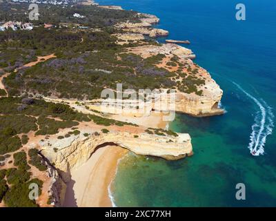 Vue aérienne d'une côte rocheuse avec de l'eau claire et des plages de sable, Albandeira, Lagoa, Algarve, Portugal Banque D'Images