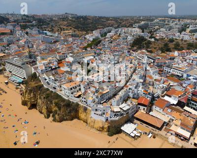 Ville côtière avec de nombreux bâtiments blancs sur les falaises sur la plage, plage de sable avec baigneurs, vue aérienne, Albufeira, Faro, Algarve, Portugal Banque D'Images