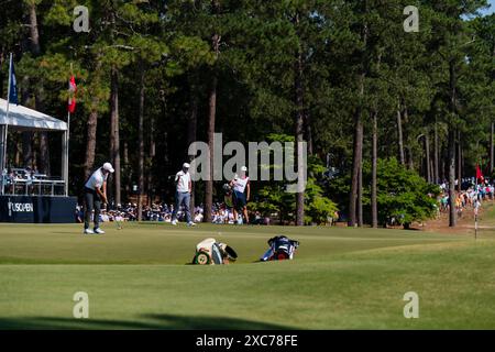 Pinehurst, Caroline du Nord, États-Unis. 14 juin 2024. Rory McIlroy, d'Irlande du Nord, lance le 17e green lors de la deuxième ronde de vendredi pour le 124e US Open, le 14 juin 2024, au Pinehurst Resort & Country Club (cours n°2) à Pinehurst, Caroline du Nord. (Crédit image : © Timothy L. Hale/ZUMA Press Wire) USAGE ÉDITORIAL SEULEMENT! Non destiné à UN USAGE commercial ! Banque D'Images