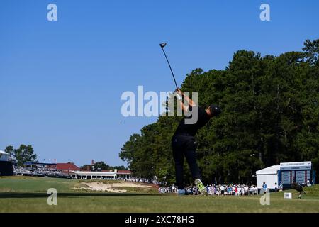 Pinehurst, Caroline du Nord, États-Unis. 14 juin 2024. Xander Schauffele de San Diego, Californie, joue son tir du 18e tee lors de la deuxième ronde de vendredi pour le 124e US Open, le 14 juin 2024, au Pinehurst Resort & Country Club (parcours n°2) à Pinehurst, Caroline du Nord. (Crédit image : © Timothy L. Hale/ZUMA Press Wire) USAGE ÉDITORIAL SEULEMENT! Non destiné à UN USAGE commercial ! Banque D'Images