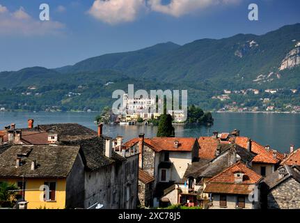 Vue panoramique sur la ville d'Orta et l'île San Giulio sur le lac d'Orta avec montagne dans un jour ensoleillé dans le Piémont, Italie Banque D'Images