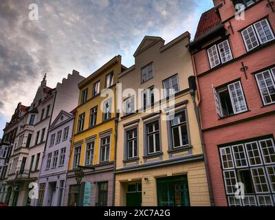 Bâtiments historiques colorés dans une vieille ville sous un ciel légèrement nuageux, gothmund, travemuende, luebeck, allemagne Banque D'Images