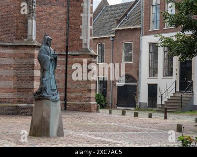 Cour intérieure avec une statue de bronze devant un bâtiment historique avec des murs de briques et une atmosphère paisible, zutphen, gueldre, pays-bas Banque D'Images