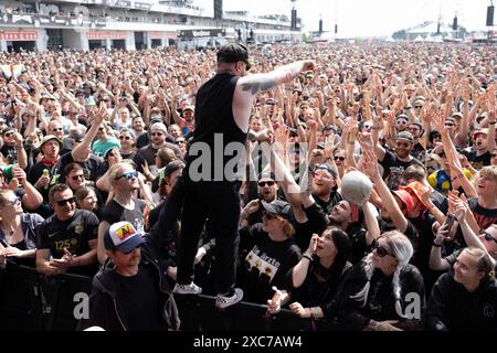 Adenau, Allemagne, 7 juin 2024 : Ben Thatcher, batteur de Royal Blood, dans le public au Rock am Ring. Le festival a lieu au Nuerburgring Banque D'Images