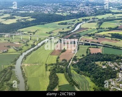 Vue aérienne du pont de la vallée de la Ruhr au-dessus de la rivière Ruhr, dans la ville de Muelheim an der Ruhr, Rhénanie du Nord-Westphalie, Allemagne Banque D'Images