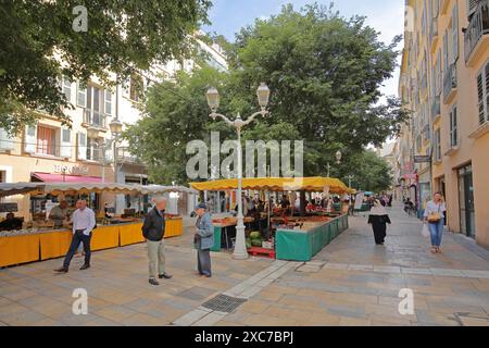 Rue commerçante cours Lafayette, étals de marché, shopping, marché, gens qui parlent, conversation, communication, parler, Toulon, Var, Provence, France Banque D'Images