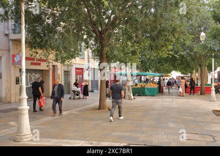 Rue commerçante cours Lafayette, étals de marché, shopping, marché, gens, touristes, Toulon, Var, Provence, France Banque D'Images