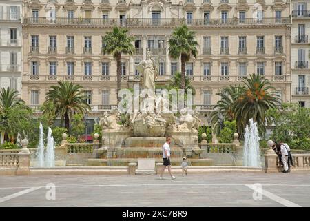 Fontaine de la Fédération construite en 1890, palmiers et Grand Hôtel, Fontaine, Fontaine, peuple, place de la liberté, Fédération, place de la liberté Banque D'Images