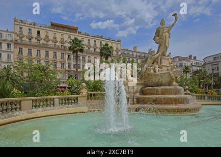 Fontaine de la Fédération construite en 1890, palmiers et Grand Hôtel, sculpture, fontaine, fontaine, bassin d'eau, Liberty Square, Fédération, place Banque D'Images