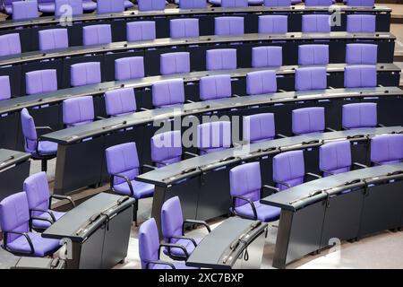 Salle plénière vide du Bundestag allemand, équipée de chaises pivotantes de bureau dans la couleur spéciale Reichstag Bleu, Berlin, 13.06.2024., Berlin Banque D'Images