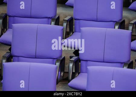 Salle plénière vide du Bundestag allemand, équipée de chaises pivotantes de bureau dans la couleur spéciale Reichstag Bleu, Berlin, 13.06.2024., Berlin Banque D'Images