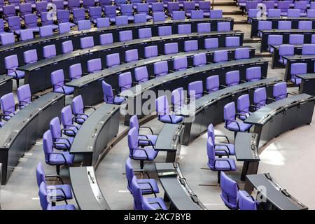 Salle plénière vide du Bundestag allemand, équipée de chaises pivotantes de bureau dans la couleur spéciale Reichstag Bleu, Berlin, 13.06.2024., Berlin Banque D'Images