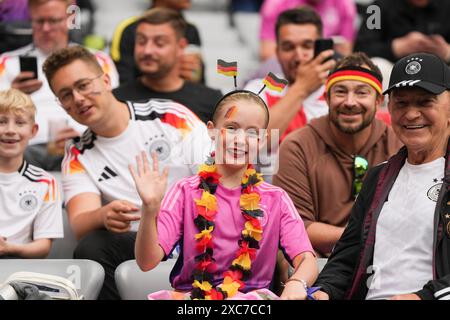 Munich, Allemagne. 14 juin 2024. Les fans de l'Allemagne sont vus avant le match de l'UEFA Euro 2024 Groupe A entre l'Allemagne et l'Écosse à Munich, Allemagne, le 14 juin 2024. Crédit : Peng Ziyang/Xinhua/Alamy Live News Banque D'Images