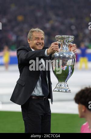 Munich, Allemagne. 14 juin 2024. Juergen Klinsmann, ancien footballeur allemand, présente la Coupe Henri Delaunay avant le match du Groupe A De l'UEFA Euro 2024 entre l'Allemagne et l'Écosse à Munich, en Allemagne, le 14 juin 2024. Crédit : Bai Xuefei/Xinhua/Alamy Live News Banque D'Images