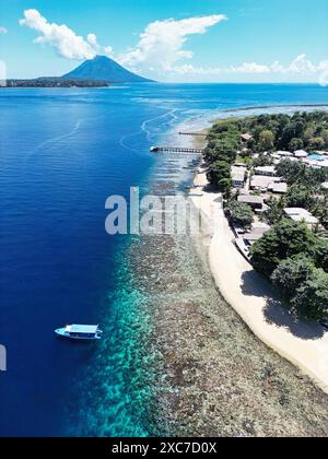 Indonésie Bunaken - Drone vue Siladen Island avec récif corallien Banque D'Images