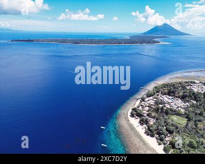 Indonésie Bunaken - Drone vue Siladen Island avec récif corallien et Bunaken Island Banque D'Images