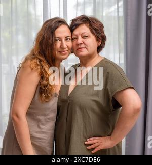 Portrait d'une fille adulte et d'une mère souriant ensemble Banque D'Images
