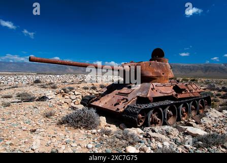 Un vieux char T 34-85 rouillé de l'ère soviétique sur la côte de Socotra, au Yémen. Banque D'Images