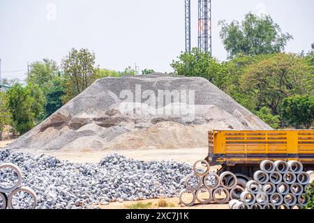 Tas de roches et de sable utilisés dans la construction. Banque D'Images