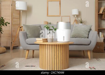 Humidificateur moderne sur la table basse dans le salon élégant Banque D'Images