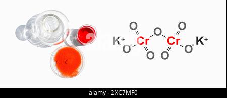 Bichromate de potassium dans le verre de la montre chimique placer à côté du liquide rouge dans le bécher et la fiole à fond plat. Vue de dessus. Structure d'un composé chimique Banque D'Images