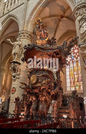 Bruxelles, Belgique ; 08 juin 2024 ; la chaire baroque de la nef de la cathédrale de la cathédrale de réunifiMichael et de la Gudula a été réalisée par le sculpteur anversois Hendr Banque D'Images