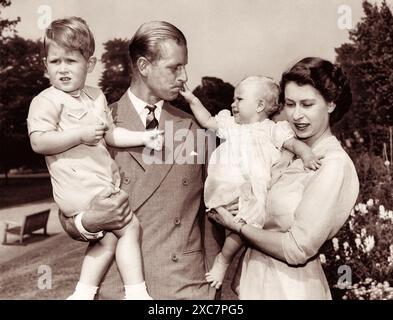 Le prince Philip, la princesse Elizabeth, et leurs enfants Charles et Anne, à Clarence House à Londres le 10 août 1951. (ROYAUME-UNI) Banque D'Images