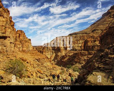 Randonneurs dans les montagnes sauvages et accidentées Namibie tout en descendant dans le canyon de la rivière Fish Banque D'Images