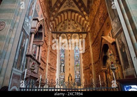 Monument sépulcral à Guillaume de Bibra du XV siècle, Martino da Verona fresque du XV siècle, Michele da Firenze panneaux en terre cuite avec la vie de C. Banque D'Images