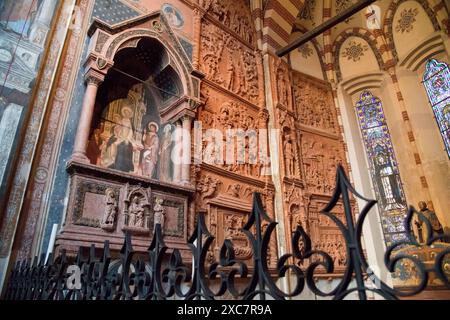 Monument sépulcral à Guillaume de Bibra du XV siècle, Martino da Verona fresque du XV siècle, Michele da Firenze panneaux en terre cuite avec la vie de C. Banque D'Images