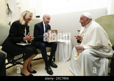 Savelletri Di Fasano, Italie. 14 juin 2024. Le pape François rencontre l'U. Le Président Joe Biden au sommet du G7 au complexe Borgo Egnazia à Savelletri di Fasano, Italie, le 14 juin 2024. Le pape François se joint aux dirigeants internationaux lors de la deuxième journée du sommet du G7 dans les Pouilles, faisant de lui le premier pontife à participer à un tel événement. Photo par : (EV) Vatican Media /ABACAPRESS. COM Credit : Abaca Press/Alamy Live News Banque D'Images