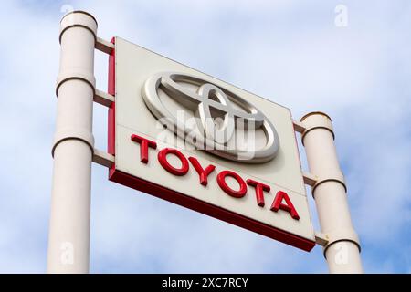 Tyumen, Russie-02 mars 2024 : logo Toyota signe contre ciel bleu. Mise au point sélective Banque D'Images