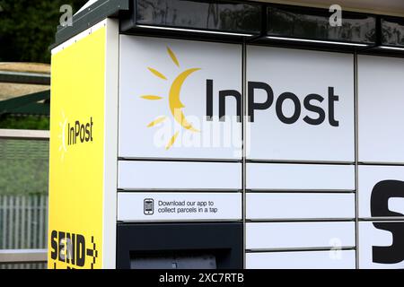 Vues générales d'une zone d'unité de collecte Inpost à Hastings, Royaume-Uni. Banque D'Images