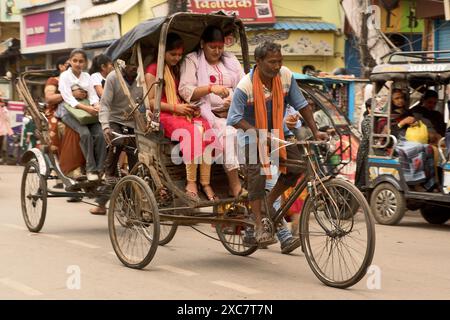 Varanasi, Inde : pousse-pousse à vélo. Les pousse-pousse à vélo sont des moyens de transport populaires en inde Banque D'Images