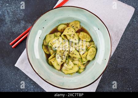 Sunomono, salade japonaise de concombre, tranches de concombres avec sauce soja, vinaigre de riz, huile de sésame et sucre Banque D'Images