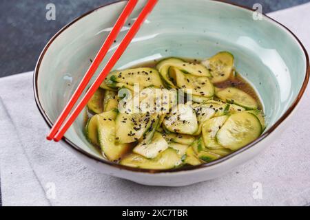 Sunomono, salade japonaise de concombre, tranches de concombres avec sauce soja, vinaigre de riz, huile de sésame et sucre Banque D'Images