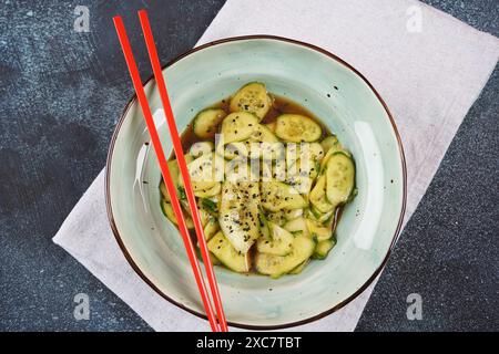 Sunomono, salade japonaise de concombre, tranches de concombres avec sauce soja, vinaigre de riz, huile de sésame et sucre Banque D'Images