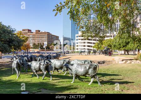 Dallas, États-Unis - 6 novembre 2023 : sculpture d'un troupeau de bovins longhorn traversant un ruisseau au Pioneer Plaza à Dallas, Texas, États-Unis. Banque D'Images