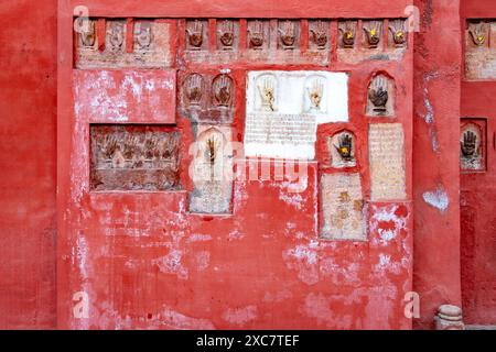 Inde, Bikaner - 11 février 2024 : Fort Junagarh construit au XVIe siècle, empreintes de mains des satis, épouses et concubines se sacrifiant Banque D'Images