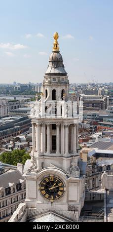 L'horloge sud-ouest et le clocher de la cathédrale Saint-Paul de Londres, vu du toit. Il abrite les cloches du Grand Paul et du Grand Tom. Banque D'Images