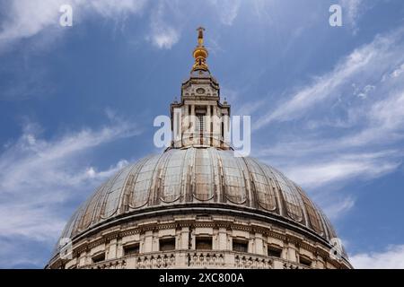 Détail du dôme en plomb, de la Golden Gallery, et de la lanterne avec sa boule dorée et sa croix, cathédrale Saint-Paul, Londres. Banque D'Images