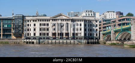 Vintners place et Southwark Bridge sur la Tamise. Derrière les vignerons sont visibles les flèches de trois églises différentes. Banque D'Images