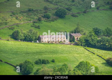 Rangée de vieilles cottages en pierre sur une colline à Birch Vale dans le Derbyshire, Angleterre. Banque D'Images