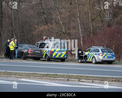 HAVIROV, RÉPUBLIQUE TCHÈQUE - 11 FÉVRIER 2022 : la police tchèque (Policie CR) enquête sur un accident de la route Banque D'Images