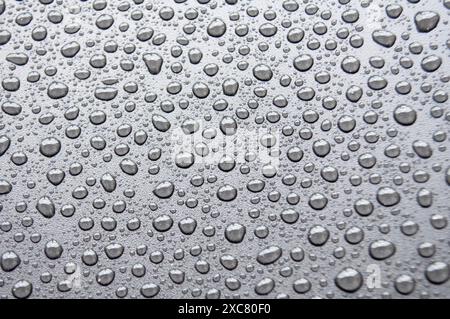 Vue de dessus des gouttelettes d'eau sur fond de couverture noir. Banque D'Images